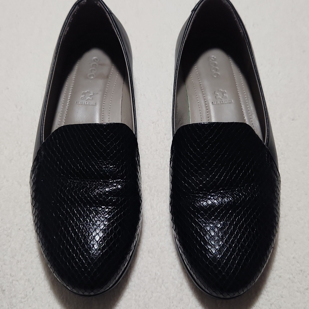 ECCO  WOMEN'S BLACK LOAFERS SIZE 39. - Picture 2 of 14